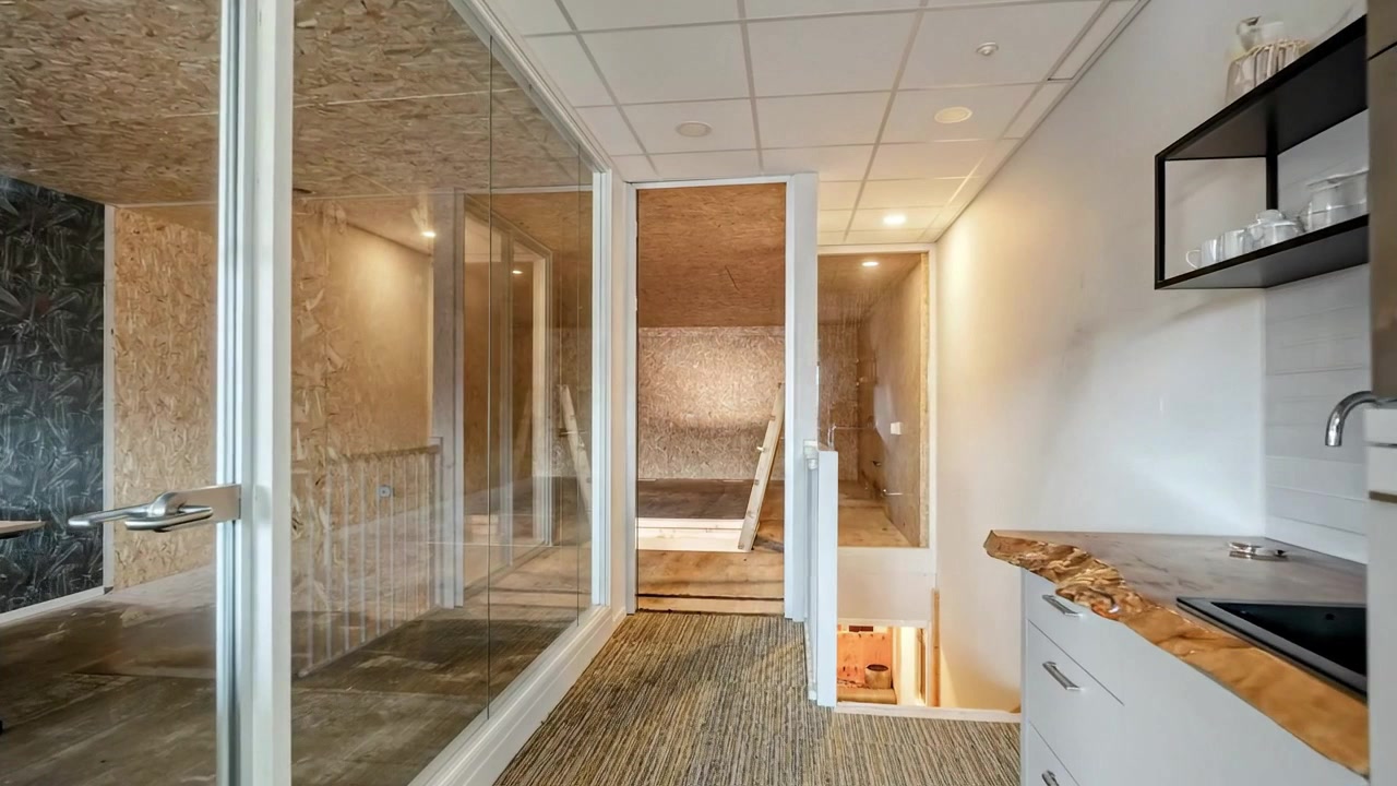 Interieur met glazen scheidingswand, trap en pantry