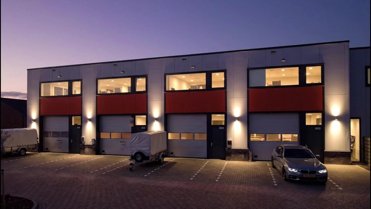 Bedrijfsunits aan de Driemanssteeweg in de avond